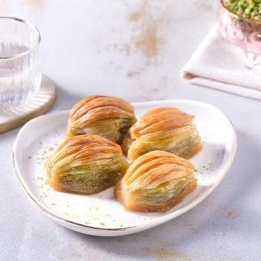 Güllüoğlu Midye dolma baklava